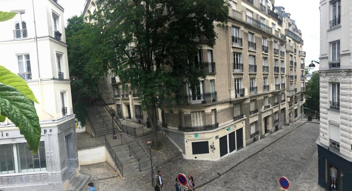 Beautiful And Bright In Montmartre Parijs