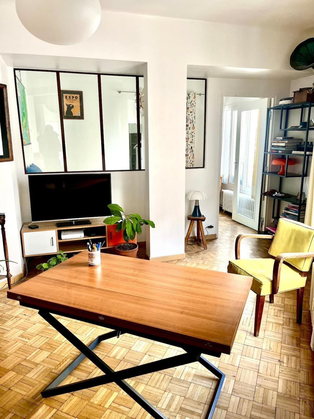 Beautiful And Bright In Montmartre Appartement
